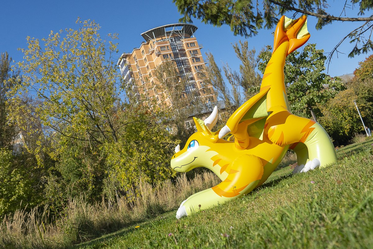 AvikFurry's tweet photo. Follow Cheese as he explores the city!
#furry #inflatable #pooltoy #Cheese #dragon #MythAnimalCreation @DUni_Protogen https://t.co/R5jjUCkEr0