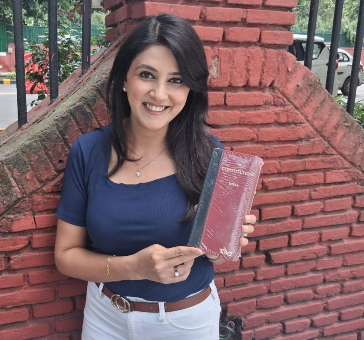 AishPaliwal's tweet photo. कई लोगों के हाथ में मैंने संविधान को देखा है। 
पूरा पढ़ लिया है ताकी कभी कोई कुछ लगत बोले तो मैं पकड़ पाऊं।
मुझे लगता है हर हिंदुस्तानी को देश के संविधान को पढ़ना चाहिए। https://t.co/ZjFcdXDCvC