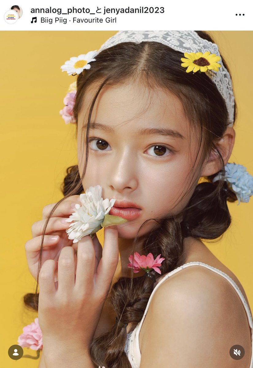 omonaga_life's tweet photo. 最近この子がよくインスタに流れてきてて、かわいいな〜☺️と思って見てたんだけど2014年生まれだということが発覚して瀕死

12歳の私なんてモンゴロイドキッズのお手本みたいな見た目してたのに、前世でどんな徳積んだらこの顔面で小学生時代過ごせるの？？？？？
人生あまりにも勝ち確が過ぎる https://t.co/RExY8hewRP