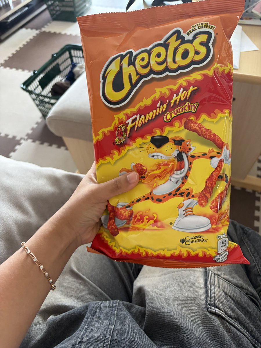Imosukennn's tweet photo. マエスケたちがアメリカで買ってたチートス、ひさびさに食べたくなったので買いますた（ちなみに辛いです）
実は沖縄には売ってますこれ https://t.co/a0A8okTRaC