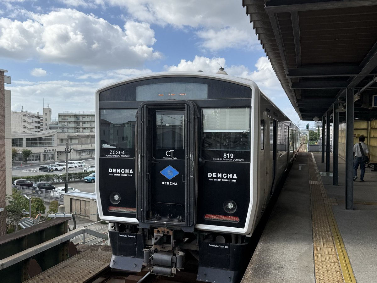 kokiyoshino's tweet photo. 気動車かと思ったら、まさかの「蓄電池車」😳
JR九州のBEC819系「DENCHA」。
架線区間で充電し、非電化区間では蓄電池だけで走る。ディーゼルエンジンなし。
非電化区間を“電車”で走るというのは、なかなか新鮮。初めて乗りました。
#JR九州 #DENCHA #BEC819系 #鉄道 #蓄電池電車 https://t.co/Bx57cTJS23