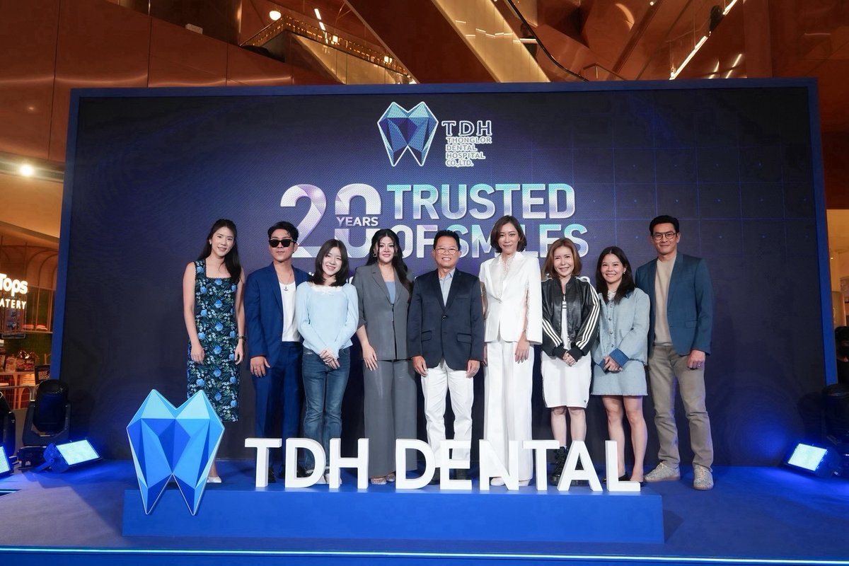 around_ent's tweet photo. TDH Dental เปิดบทใหม่สู่ทศวรรษที่ 3 ชวน “ชาคริต – ยี่หวา – อาตุ่ย” แชร์ประสบการณ์จริง  ชูแนวคิด “Dental Longevity” ปั้นรอยยิ้มสวยสุขภาพดี รับเทรนด์ Beauty & Wellness

อ่านข่าวเพิ่มเติม
��https://t.co/zIhkWagRDy

ผู้ที่สนใจสามารถติดตามข่าวสาร กิจกรรม และรายละเอียดเพิ่มเติมเกี่ยวกับบริการของ TDH Dental ได้ทางเว็บไซต์ https://t.co/6qDF31idC6 อัปเดตเทรนด์การดูแลรอยยิ้ม สุขภาพช่องปาก และกิจกรรมพิเศษจากแบรนด์ได้ตลอดเวลา ทางโซเชียลมีเดีย Facebook: https://t.co/rVzYxoFMqT,
Instagram: https://t.co/UdBXOkvBpC, Tiktok: https://t.co/K6vlAyAQpf
และ Youtube: https://t.co/Ri7upPx01b