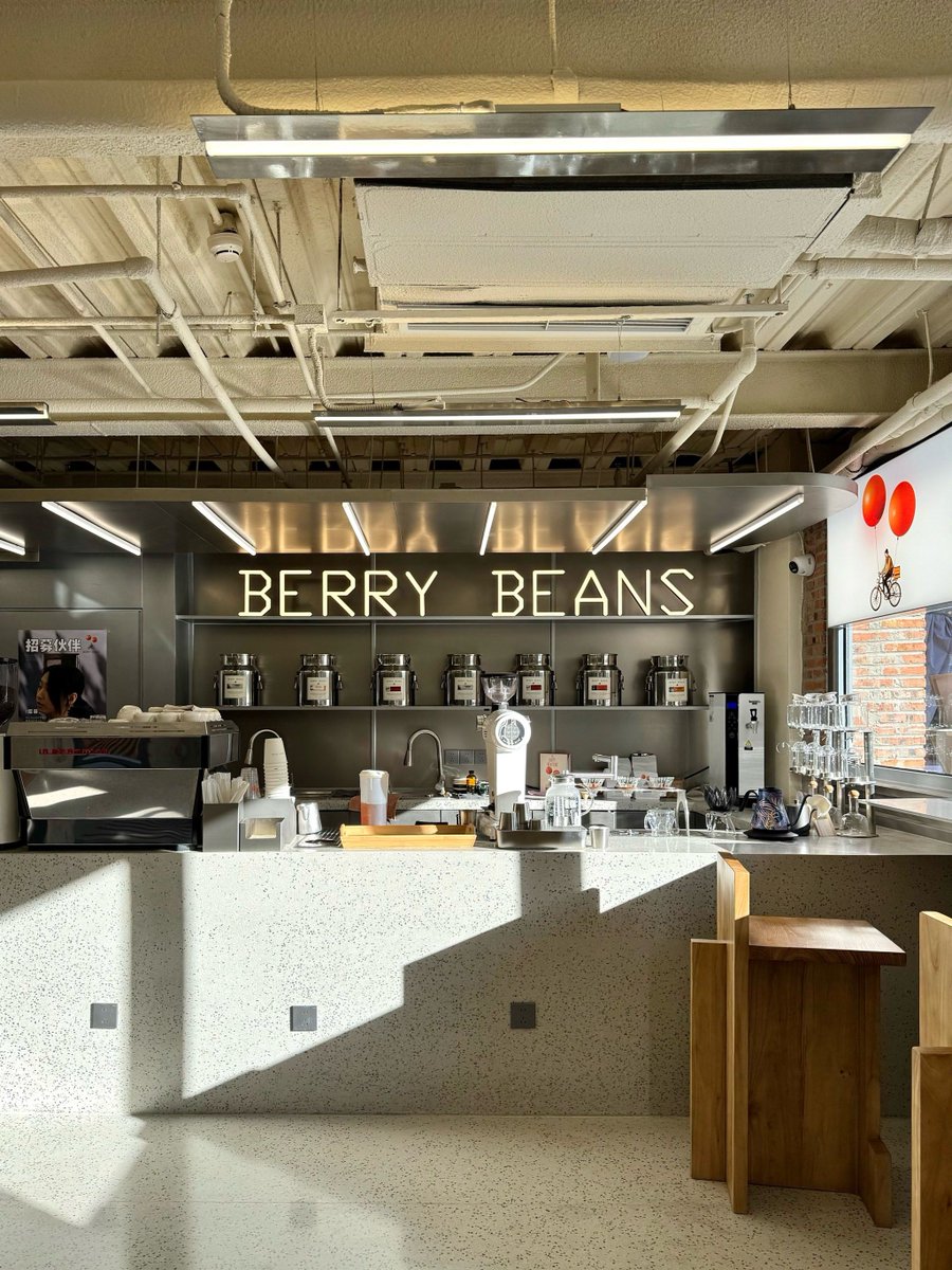 sendizaini's tweet photo. Hey! Just grabbed the last iced latte at the café—want me to save you a croissant when I pick up your order later ， https://t.co/rZB4reo23Y