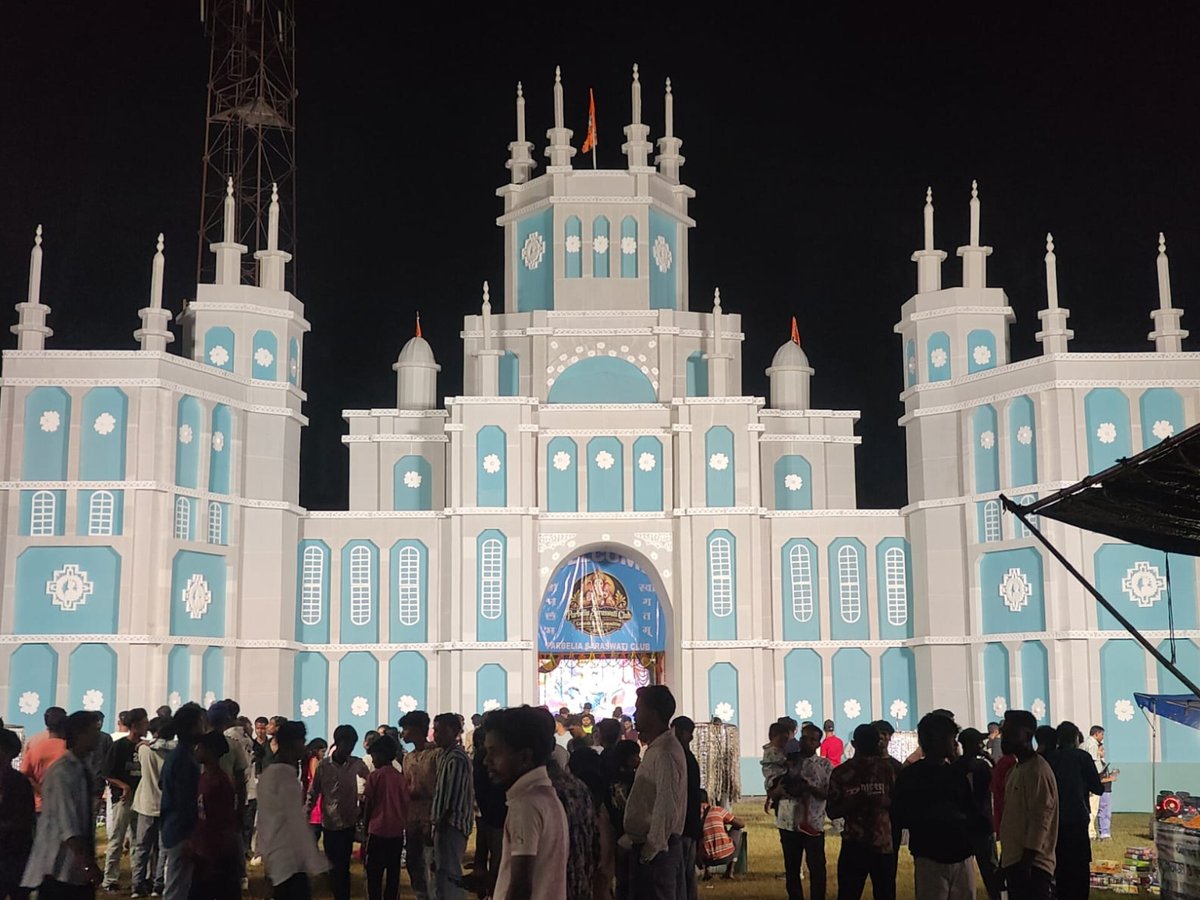 Angelinavx11's tweet photo. What's more beautiful here : 👁️‍🗨️ 
the architecture, the lights, or
the devotion of the people? ✨ https://t.co/ttp8B1TX5X