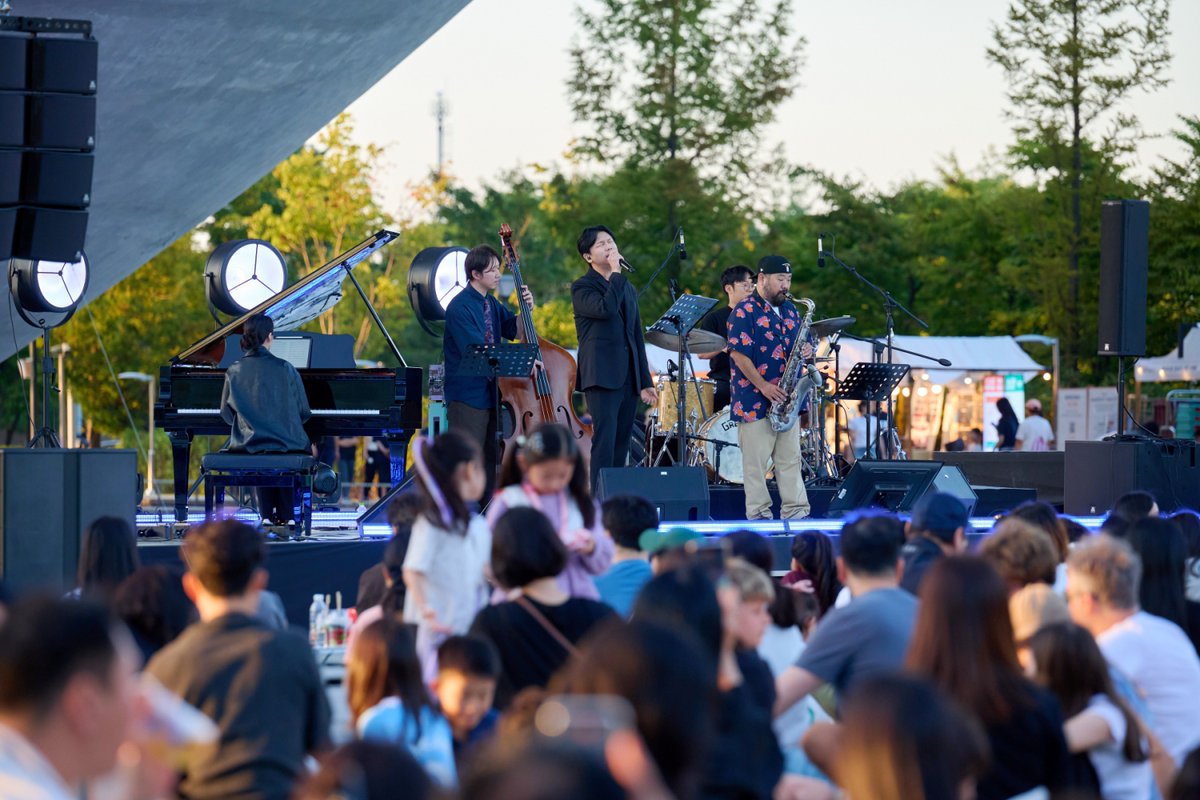 kbsworld_enter's tweet photo. 정기고, 가을 재즈 페스티벌 물들인 고품격 무대…9곡 감미로운 라이브 ‘황홀’

정기고 퀸텟, ‘송도 트라이보울 재즈 페스티벌’ 출격! 세련된 선율로 가을 감성 자극

[사진 = (재)인천문화재단 트라이보울 제공]

#정기고 #JUNGGIGO https://t.co/8luxDXk1nF