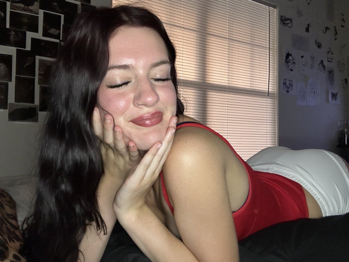 fioralixe's tweet photo. giving u something to look at 😙 https://t.co/bNY9mFNjnH