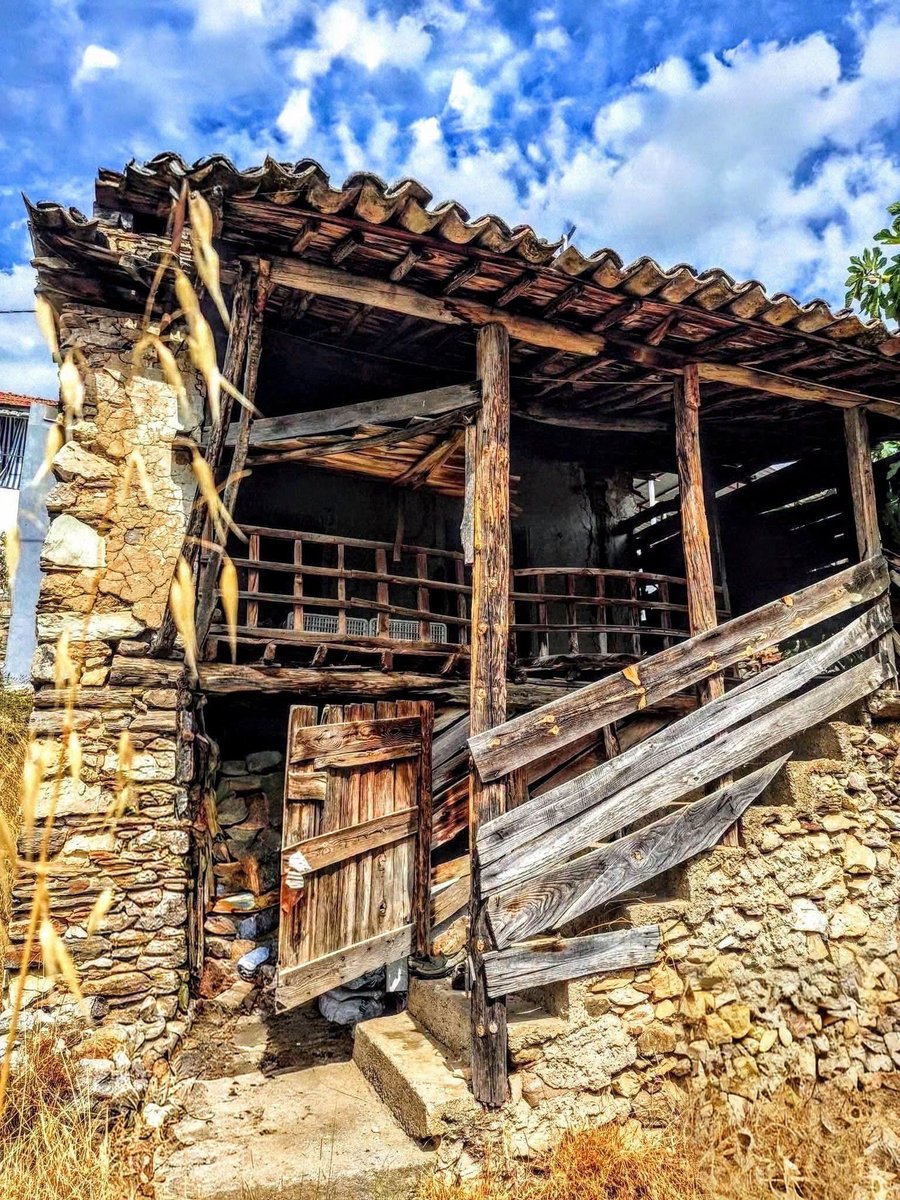 erolgoka's tweet photo. Nedir bu köy evi fotosunda içimizi burkan?  (Foto: N. Keçelioğlu) https://t.co/j8ybN77q3L
