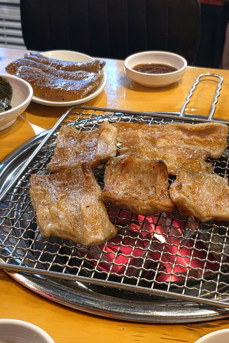 tra5hcanhere's tweet photo. 남노추천 대구참막창
막창도 막창인데 껍데기를 꼭 시켜야 합니다
국제시장은 시키면 사장님이 계란 넣고 콩나물 잘라넣고 청양고추 넣고 끓여주시는데 계란죽갘고 몸살 낫는 맛 https://t.co/vH0JvawF8G