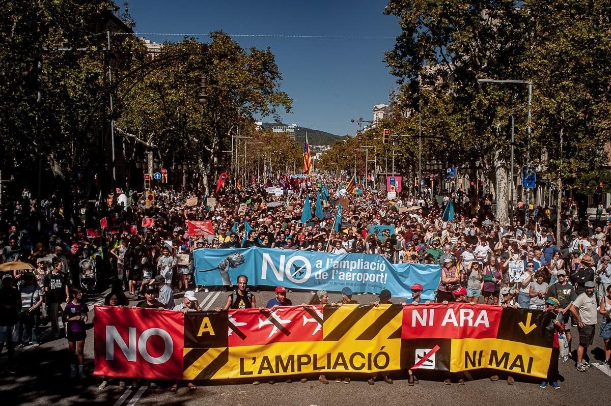 AssBarrisDT's tweet photo. 30.000 gràcies. La manifestació d'ahir va ser enorme i, alhora, tot just un començament. Seguim!
#NoalAmpliació, ni ara ni mai! https://t.co/4B7WRuUiFU
