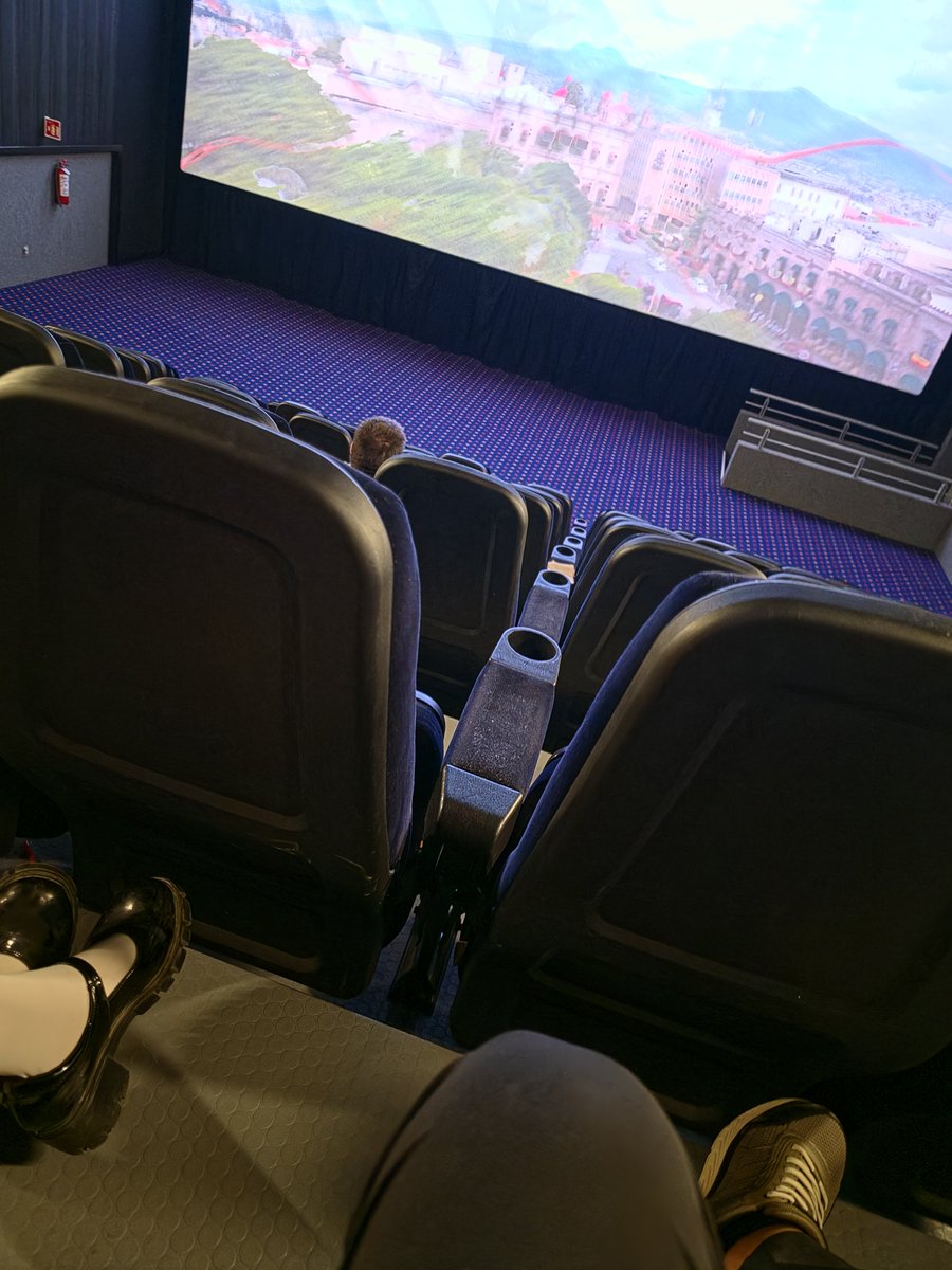 dack_ar's tweet photo. ‼️!!A HUEVO FUI AL EVENTO!!‼️
Fui vestida de starscream para el.
 El cortometraje del que hablában era una despedida al actor de voz de optimus prime.

#Transformers #Transformersg1 #Transformerfan #cosplayer #starscream #parati #Tfg1 https://t.co/eCwXuPPLeO