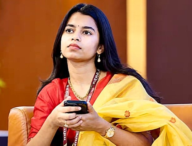 DeenaDeviIND's tweet photo. हाल ही में मैथिली ठाकुर गणपति के मौके पर मुकेश अंबानी के घर 3 करोड़ रुपए की कार Rolls Royce से गईं थीं।

तो सवाल उठना स्वाभाविक है—आखिर इतनी महंगी कार कैसे आई क्योंकि उनके पास तो honda activa थी अचानक महंगी कार आ गई।

कंगना रनौत का कहना है इनके बचाव में कि नेता भी अच्छी जिंदगी जी सकते हैं। बिल्कुल, लेकिन सवाल सिर्फ अच्छी जिंदगी का नहीं है।

इस देश में नेतागिरी ही एक मात्र ऐसा प्रोफेशन है जिसमें अथाह पैसा है और मैथिली ठाकुर जैसे लोग इस बात की उदाहरण हैं। और भले कही भी देखो नेता बने पैसा आ गया।😅

बाकी आपकी इस पर क्या राय है?