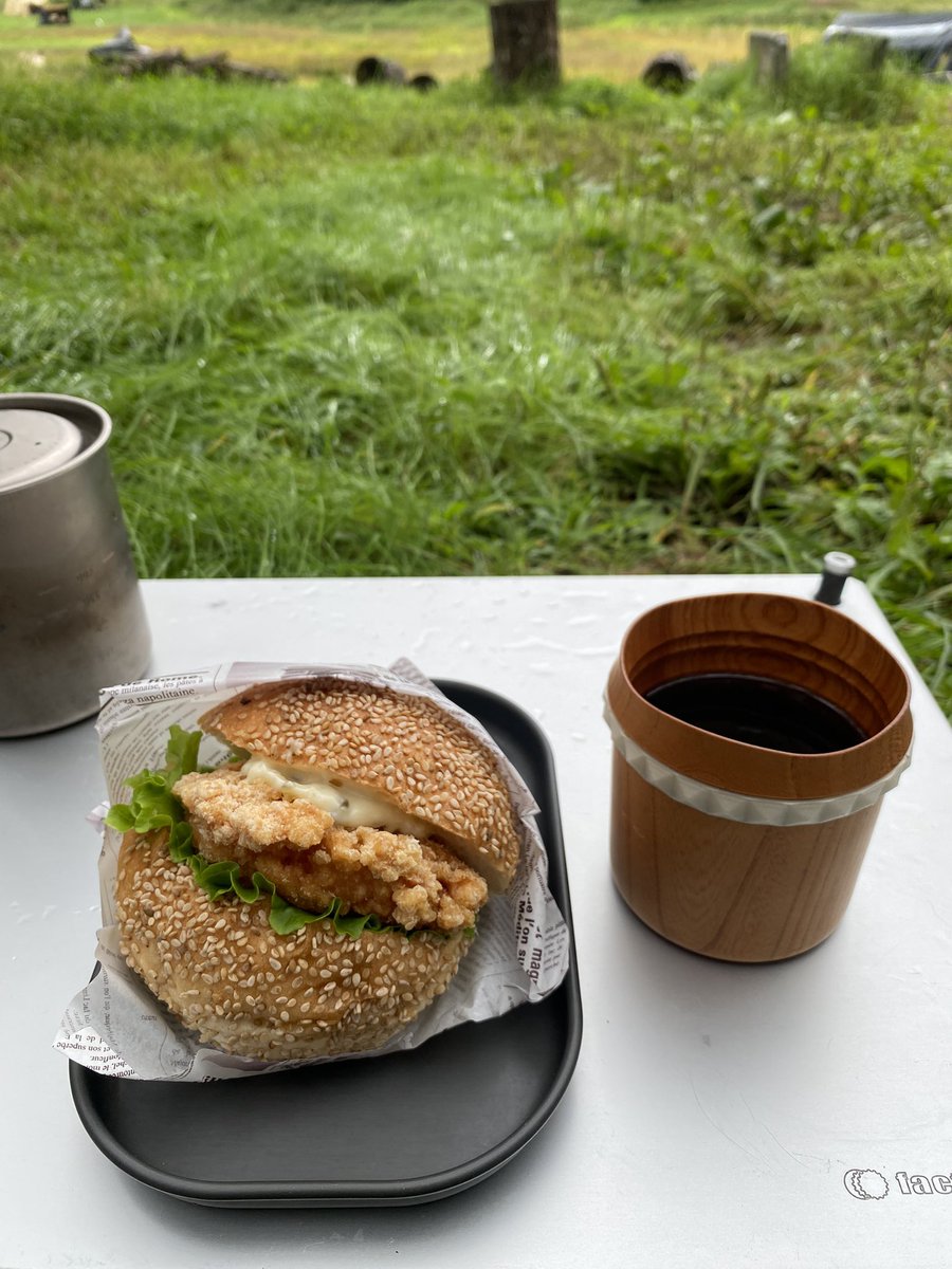 shingchai38's tweet photo. 昼飯
⚫︎チキン竜田バーガー
野営地最寄り駅近くのスーパー内ベーカリーで購入

チキン竜田揚げもバンズも食べ応えがあり満足🍔 https://t.co/wKVLQiOebh