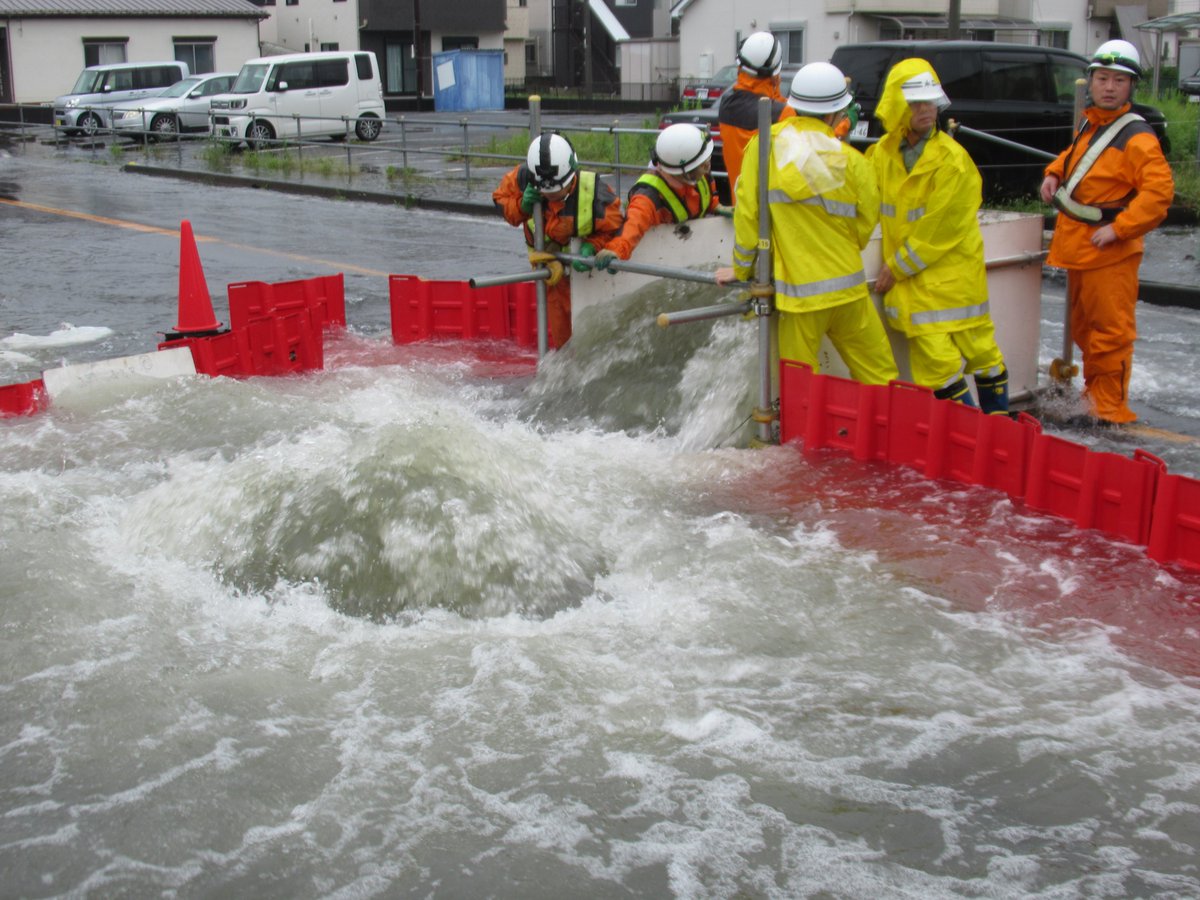 eitaexpress's tweet photo. 松戸の下水道です。
雨水管ではなく「汚水管」から汚水混じりの雨水が噴出しており、近隣ではトイレが使えなくなっています。

詳しくは下記ホームページに記載しています。
松戸の下水道の特異性についてです。
ぜひ、ご覧下さい。

https://t.co/G23F94swyA https://t.co/jdGnFqAgbp