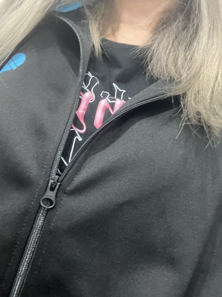 aka__hisui's tweet photo. @sts9_7_10 お世話になっております。
会場到着致しました。
黒いショルダーバッグとポムポムプリンの鞄を持って、ツルハ周りに居ます。 https://t.co/kEcpdQwjAm