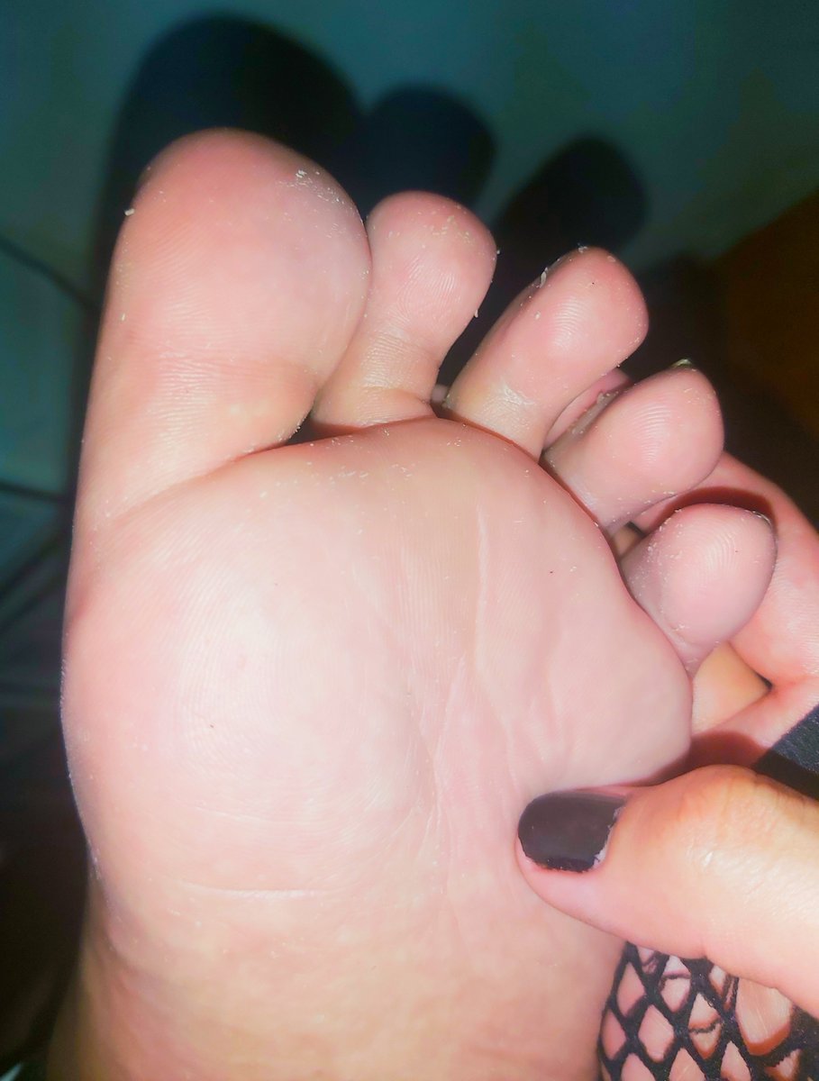 LiCuteUwU18's tweet photo. Mucho quesito después de caminar todo el día, rico ñam :3 👣🧀💗

#smellyfeets #FootQueen #feets #cheesysoles #soles #toes #patas #feetfetısh #pies #latinafeets #stinkyfeets #sweatyfeets #sexy https://t.co/qh3hRAYv9m