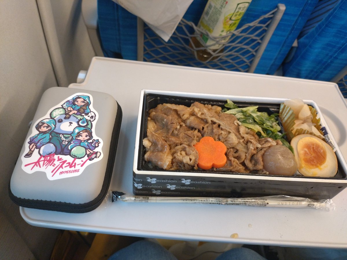 BANDYandBANDY's tweet photo. 東京駅､大混雑!!
🚄軒並み1時間遅れ!!
🎫買うのにどこに列べば
いいか､わからんかった｡
あえて1時間後の🎫を購入して
ホームに居たら､運休車両が出た!!買った🎫の前後の便が運休😓とりあえず､40分遅れで大阪向けてGo!!
”牛めし重”美味かった｡買った時､温かかったのに冷めてた😅

#withシスコ https://t.co/rdnKhQl4S5