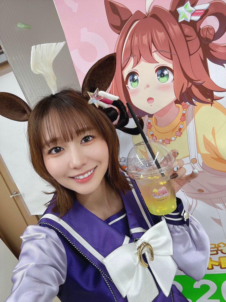 KJnanae's tweet photo. 本日まで帯広競馬場でアニメイトカフェよりウマ娘コラボドリンクが楽しめます🌸

ラインクラフトの桜花ティアラハニー、はちみつの甘さにマスカットの爽やかさがピッタリでとっても美味しかったです🍯

一枚目クラフトが飲みたそうにしてたから一口あげました☀️
#ウマ娘 https://t.co/Am9dzJo2UI