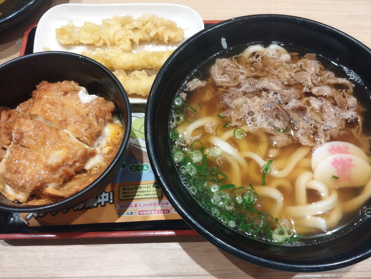 ALBEL1021's tweet photo. 雨で行くとこないから、資さんうどんきた。20組待ちだった🙄。 https://t.co/IPT7Cux1gd