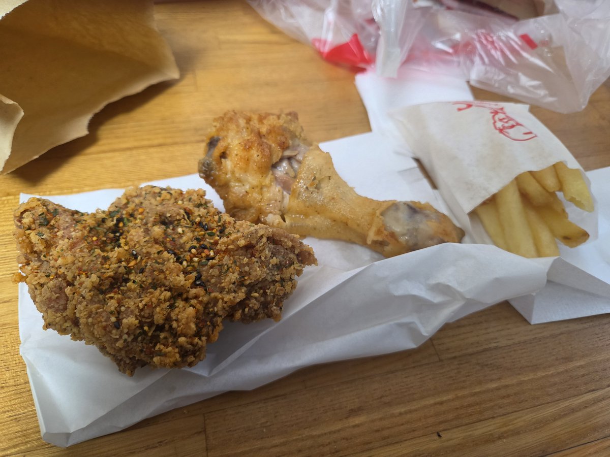sone_thebridge's tweet photo. さっきラーメン食べたよ俺は。で、帰ってきたらケンタッキー手に持ってたんだ。そりゃ食べたいと思ってたよ。でも、まさか買ってるとは思わないじゃん。しかも、にんにく醤油チキン食べたいと思ってたからそれだけにすればいいのに、それだけはできない。そねだけにもできない。
家にはそねだけだけど https://t.co/Q67fDChIET