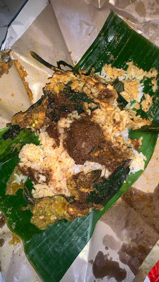 danawiryap's tweet photo. @tridentarena @arcdemy 

Tadi pas lewat warung naspad, gue keinget kalian. Yuk makan dulu yukk. Mau lauk daging atau ikan? https://t.co/vuBvC5BIjY