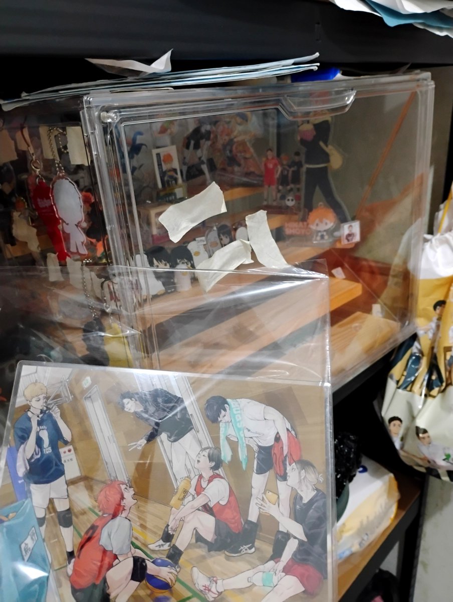Azzitaya's tweet photo. Before n after. Lama2 klo dah kebanyakan standee, digantung pulak d sisi2 display 🐯😂😂

Ah iya, itu standee yg masih berplastik rencana mo GA buat d Toko Nyan, tapi viewer ditanya mo gak, gak ada yg jawab 🐴 https://t.co/xeAiy1h9sm