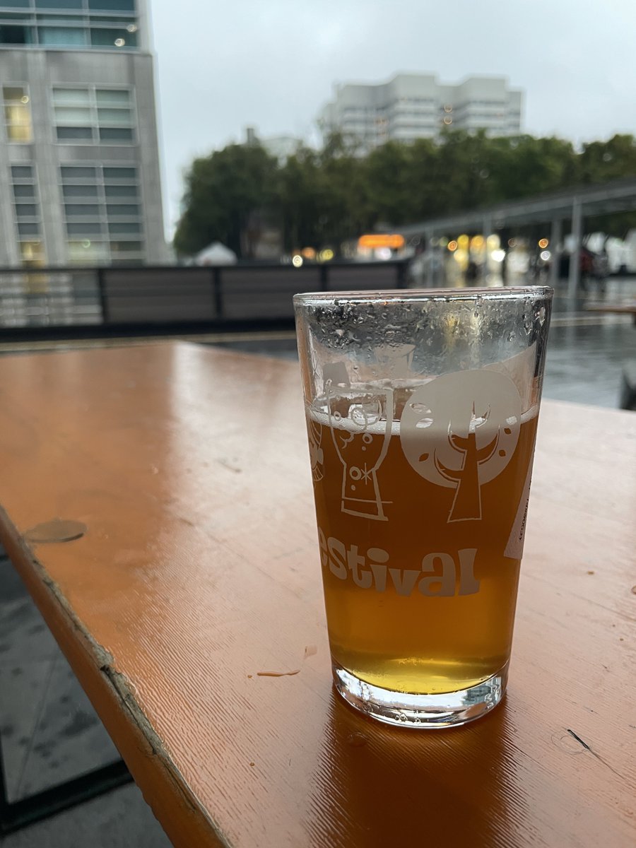 hiwaka's tweet photo. 気分はどうでしょうベトナム縦断☔️
(カッパは着てます)
2026秋けやきDay5、2杯めは島根・松江ビアへるんのコーヒーブロンド「へるんのひととき」。これがラスト1杯!✨
香りも苦味も豊かなコーヒー、 ☕️
#beerkeyaki https://t.co/yQ6YxPzUE1