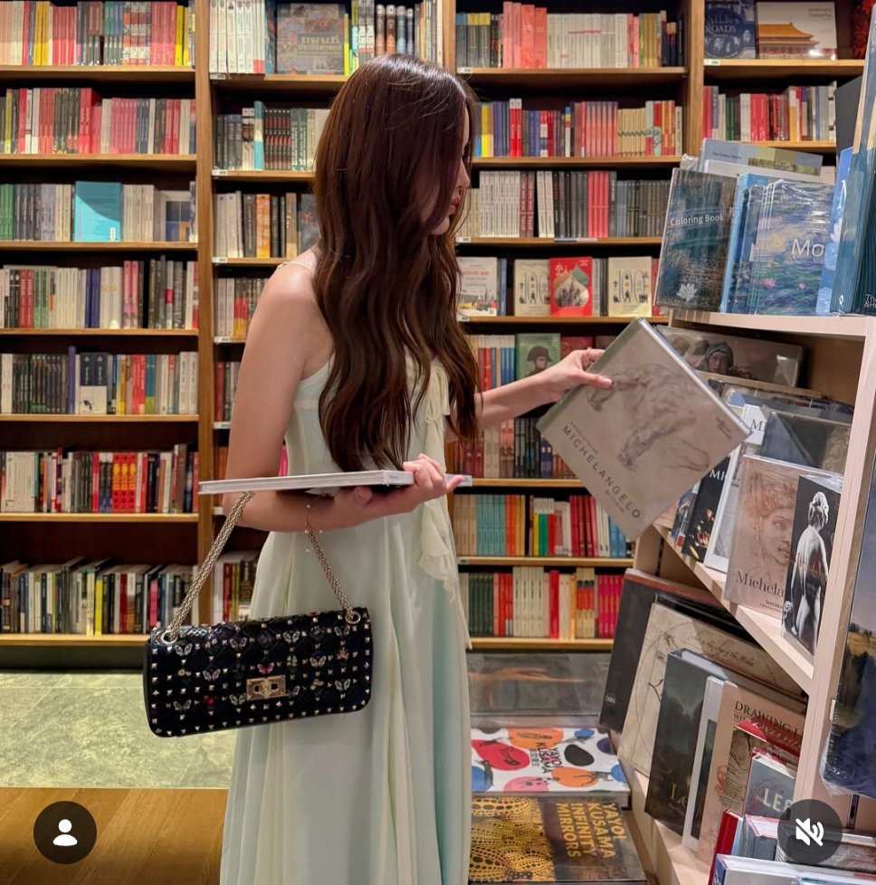 PYFREEN's tweet photo. Freen with  her Valentino Garavani Rockstud Spike Bag  😍

#ValentinoxFreen
#ValentinoGaravani
#RockstudSpike
#srchafreen‌
#GIRLFREEN https://t.co/4Xb8ivVcdS