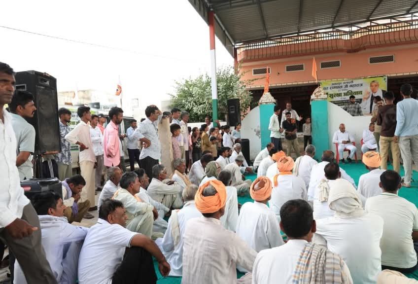 SANewsUP's tweet photo. सारायण, तारानगर, चूरू (राजस्थान) में संत रामपाल जी ने दिया 800 क्विंटल सूखा चारा।
#SantRampalJiMaharaj
#sanewsup https://t.co/XL0D1RICh6