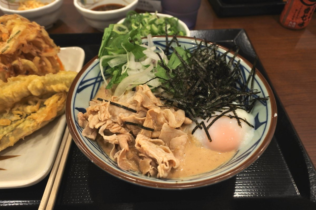 hidekicyberjack's tweet photo. 美術鑑賞のあとは腹ごしらえです😋今日は「丸亀製麺　こく旨ごまだれ豚玉うどん」かき揚げとごぼう天ぷら、サンマの天ぷらを奢ってしまいました。いやはや上戸彩さんのＣＭを見る度に食べたかったんです♪(笑) https://t.co/LhghaILnol