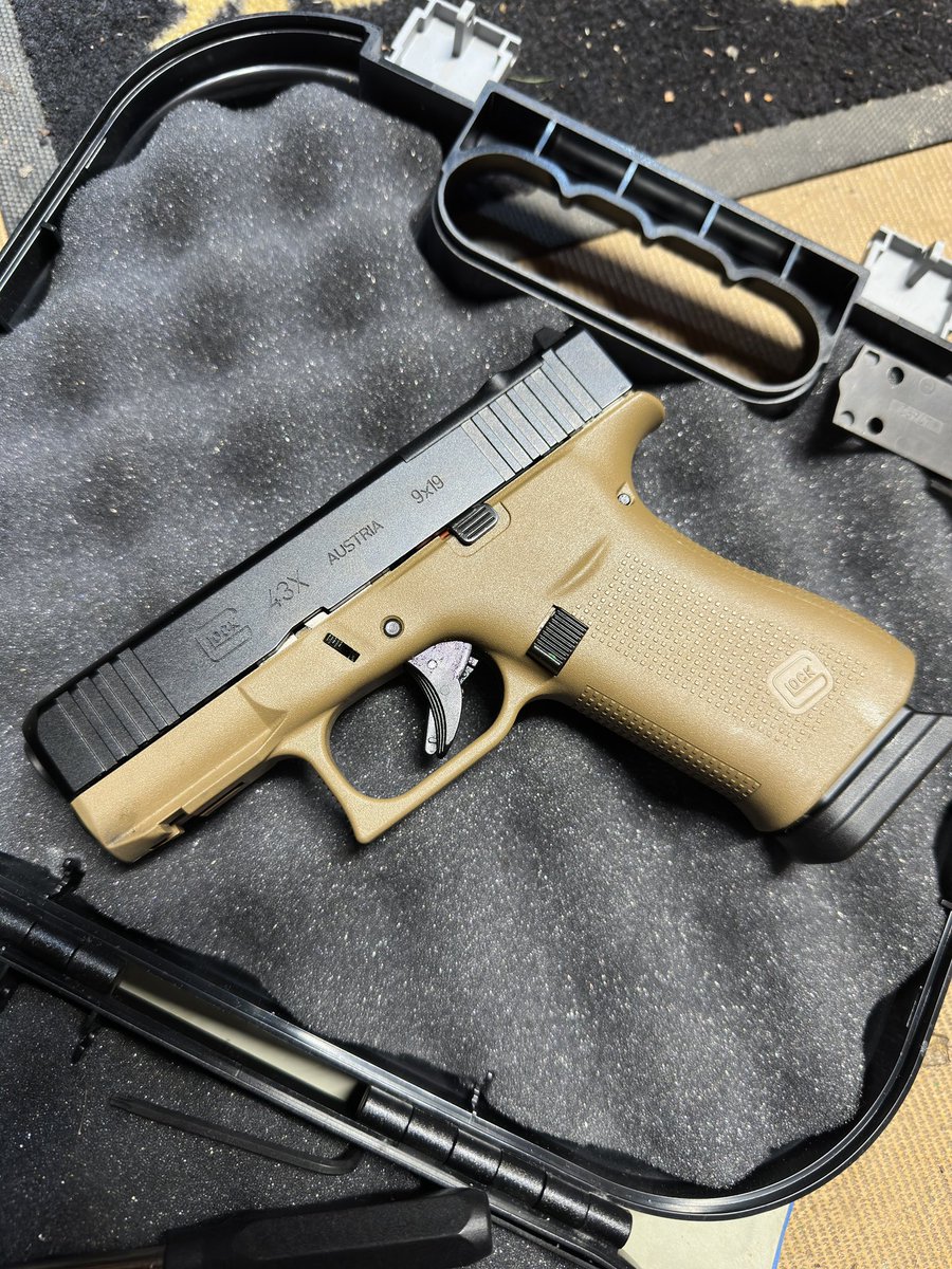 Tacticaljavi999's tweet photo. My brand new 43X it will stay in this configuration never seen another like it🤌& with the 15rnd mag! Might be my new #EDC #Glock43xMOS #43x #FDE #GlockPerfection💯 https://t.co/jaHhF9z3z4