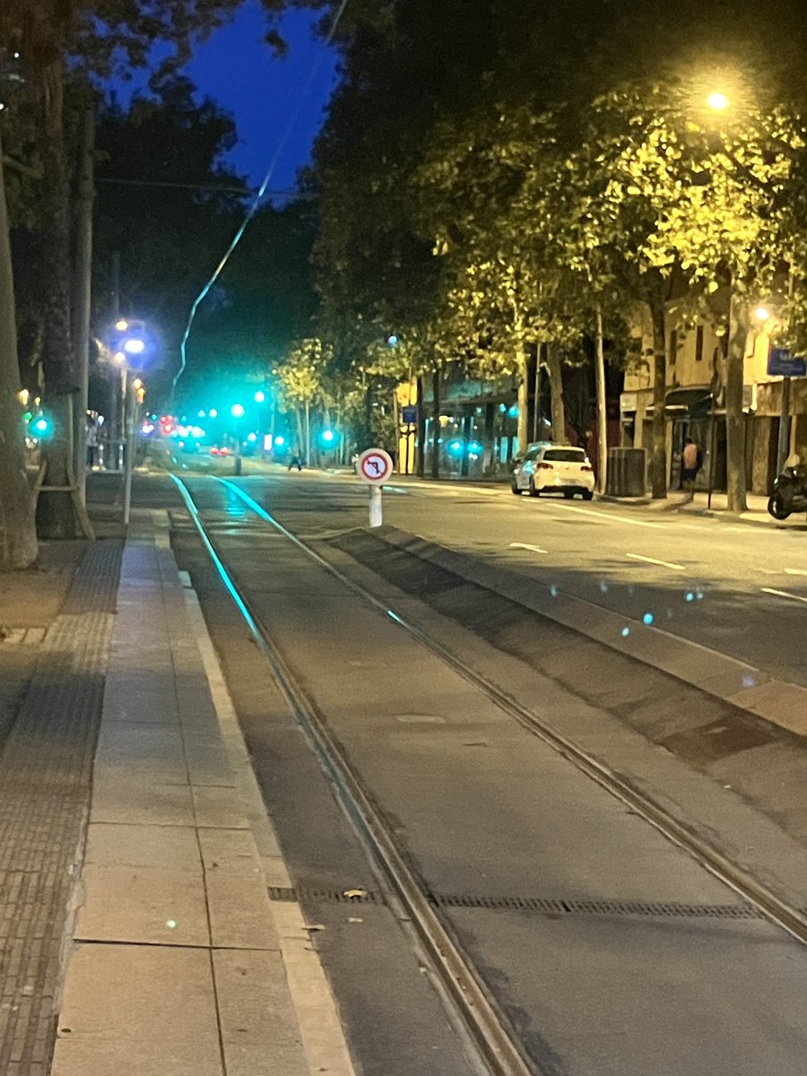 piscinia82's tweet photo. Des que han retirat les obres del tramvia de la Diagonal, la gent sembla que ja no recorda per on es circulava abans, ni tampoc saben mirar els senyals.
Cada dia, molts vehicles giren de la Diagonal cap a Tànger i és molt perillós pels vianants que passen per la Diagonal a peu. https://t.co/uaW4a8cgCz