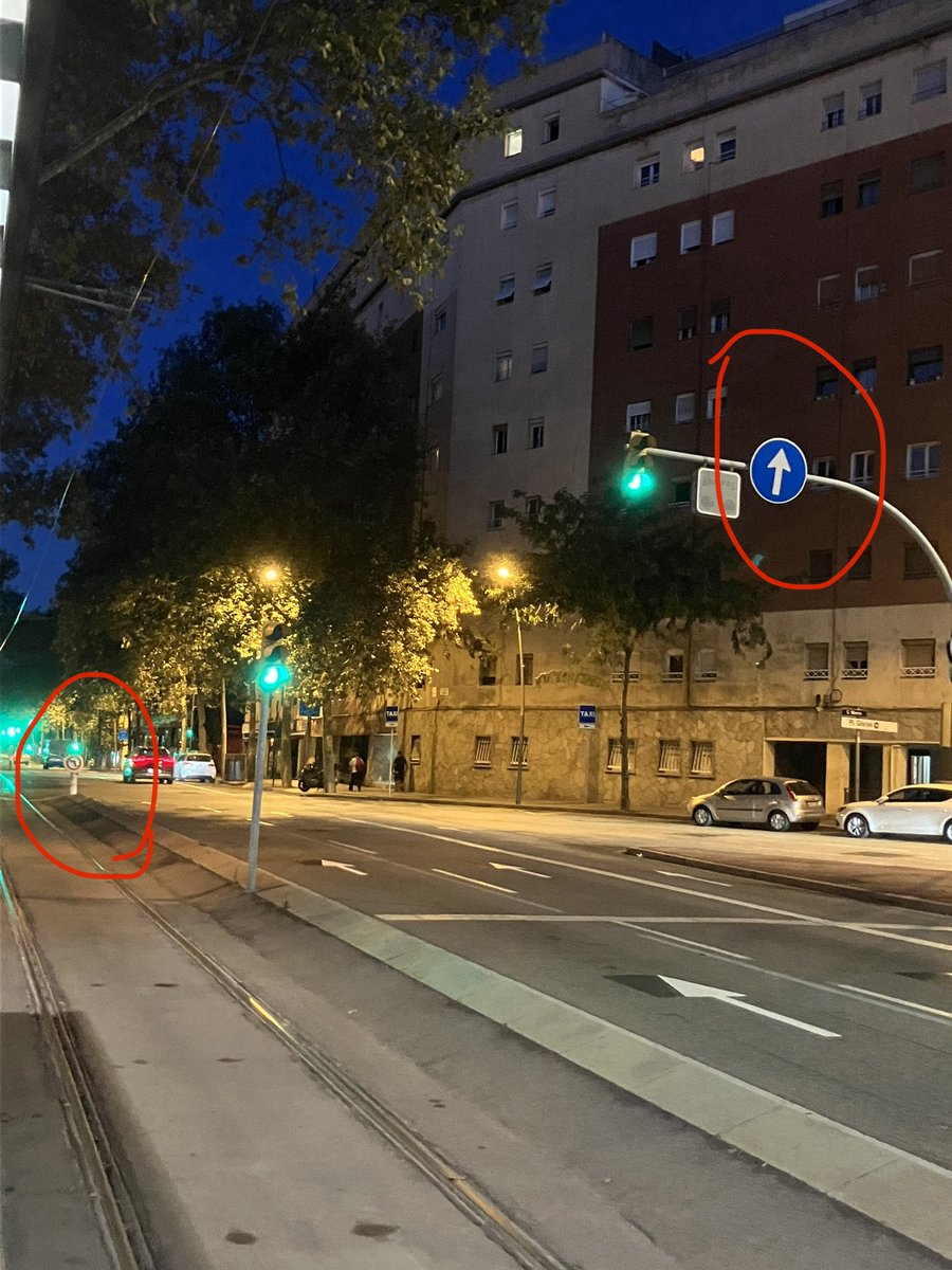 piscinia82's tweet photo. Des que han retirat les obres del tramvia de la Diagonal, la gent sembla que ja no recorda per on es circulava abans, ni tampoc saben mirar els senyals.
Cada dia, molts vehicles giren de la Diagonal cap a Tànger i és molt perillós pels vianants que passen per la Diagonal a peu. https://t.co/uaW4a8cgCz