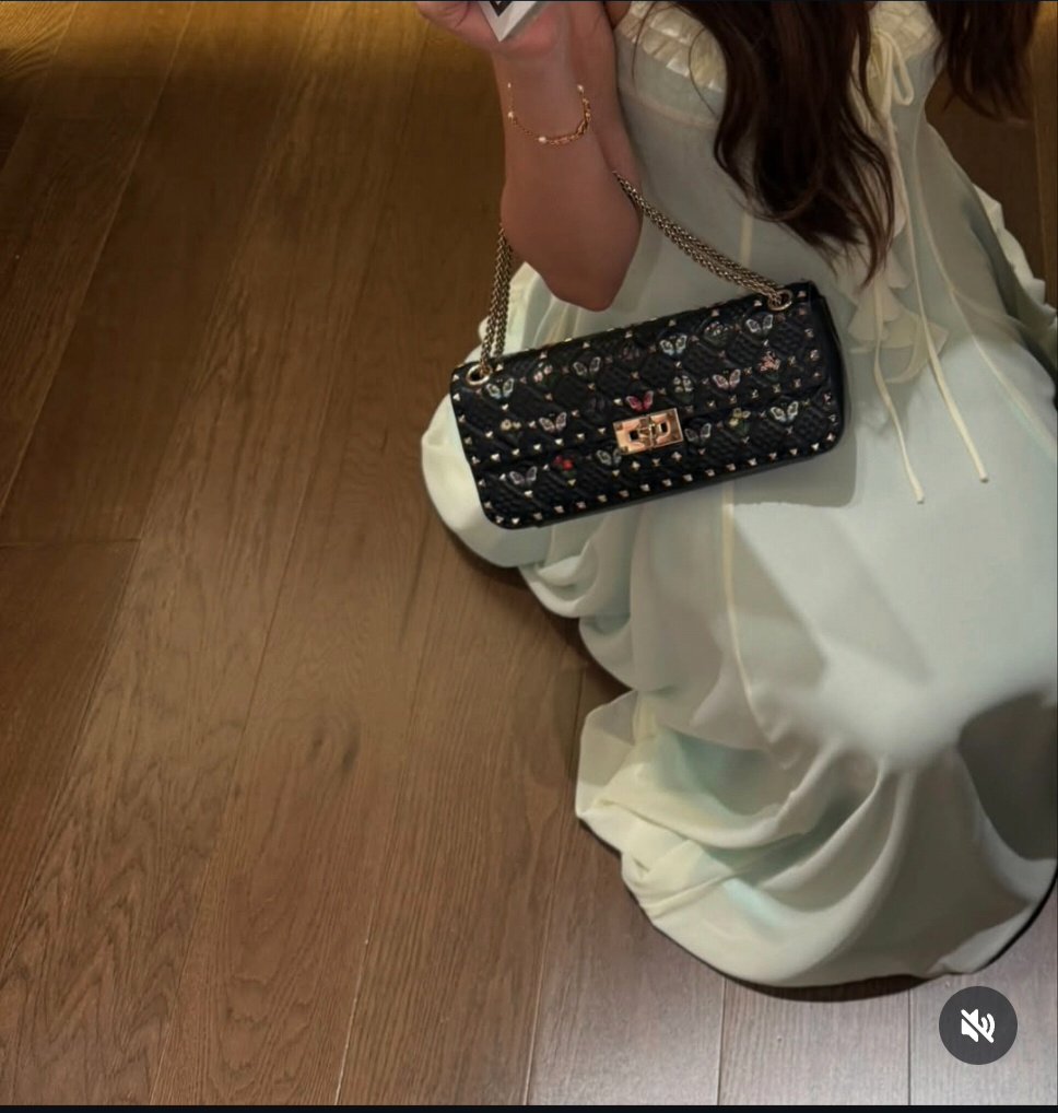 PYFREEN's tweet photo. Our BA Valentino with her Garavani Rockstud Spike Bag ✨🖤 

#ValentinoxFreen
#ValentinoGaravani
#RockstudSpike
#srchafreen‌
#GIRLFREEN https://t.co/1DFU9whYlr