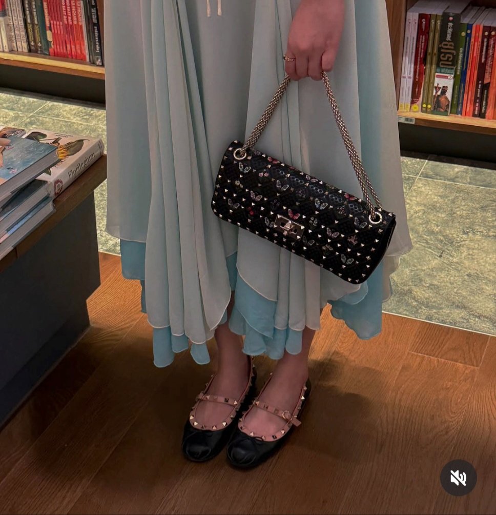 PYFREEN's tweet photo. Our BA Valentino with her Garavani Rockstud Spike Bag ✨🖤 

#ValentinoxFreen
#ValentinoGaravani
#RockstudSpike
#srchafreen‌
#GIRLFREEN https://t.co/1DFU9whYlr