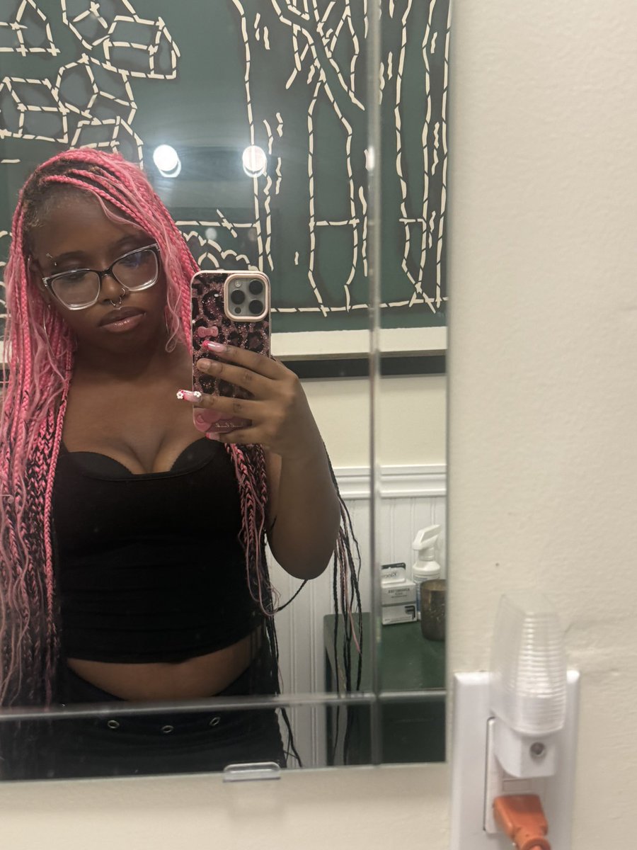 sourpatchkween's tweet photo. ft. Broken nail https://t.co/gThxN00Ggy
