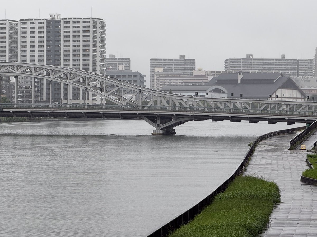 sumiapcom's tweet photo. 隅田川、14時ごろ、白髭橋あたりの様子です。

#台風２５号 #墨田区 #隅田川 https://t.co/RnhDzNaNgw