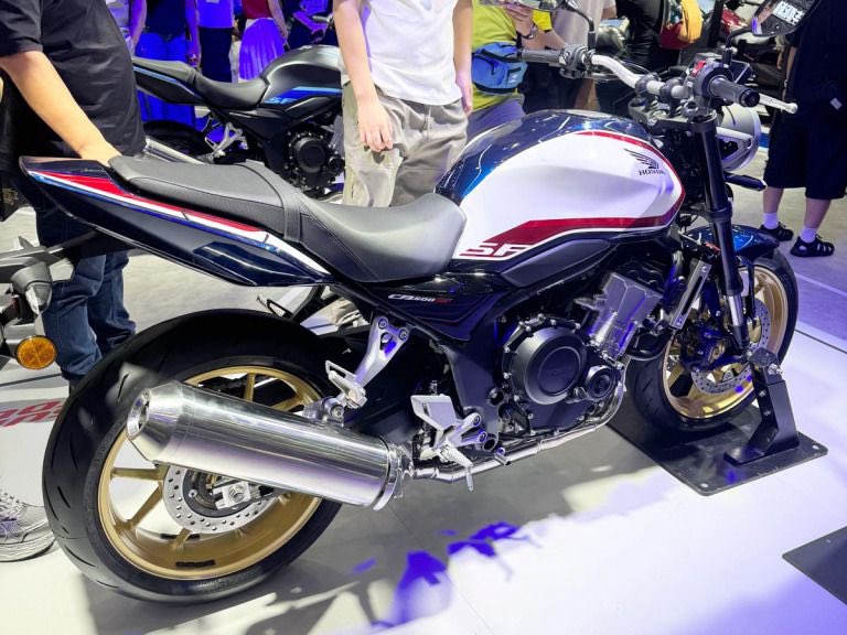 PutiMotor's tweet photo. ホンダが、中国で開催中の重慶モーターサイクルショーにて、CB500スーパーフォアの新色「トリコロールカラー」を発表。

初出は1982年のCB750FCだが、その後、従来型CB400SFや兄貴分のCB1300でも定番カラーとして採用されるなど、日本のCBファンには非常に馴染み深いカラー。

ゴールドカラーとされたホイールも絶妙に似合っている。

現地では2027モデルの限定カラーとして秋頃に投入。

https://t.co/qbhXGi8Mxs