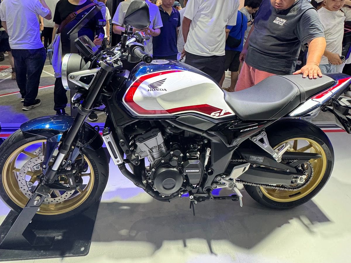 PutiMotor's tweet photo. ホンダが、中国で開催中の重慶モーターサイクルショーにて、CB500スーパーフォアの新色「トリコロールカラー」を発表。

初出は1982年のCB750FCだが、その後、従来型CB400SFや兄貴分のCB1300でも定番カラーとして採用されるなど、日本のCBファンには非常に馴染み深いカラー。

ゴールドカラーとされたホイールも絶妙に似合っている。

現地では2027モデルの限定カラーとして秋頃に投入。

https://t.co/qbhXGi8Mxs