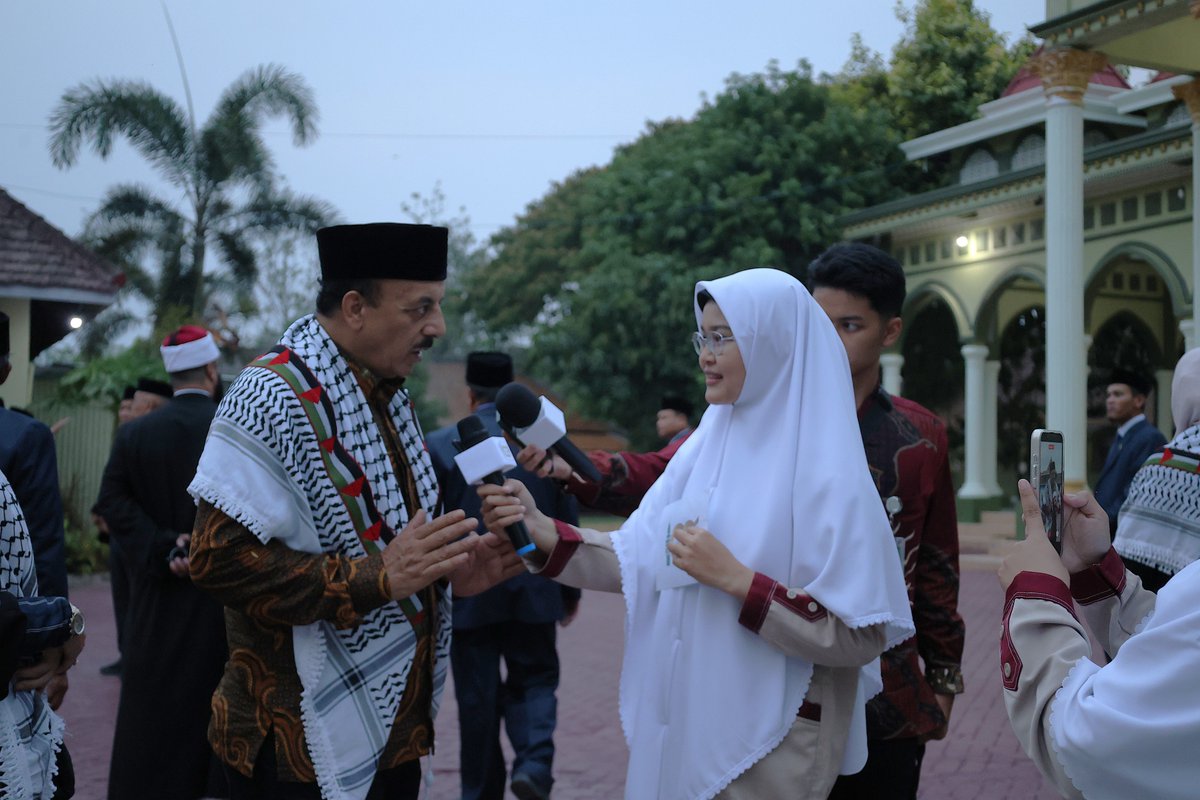 atokdalangs4's tweet photo. “Pak, apa yang membuat Bapak ingin memberikan keffiyeh (syal Palestina) kepada Bapak Presiden kami, sedangkan beliau adalah salah satu anggota BoP?” 🤦‍♂️😭 https://t.co/MfJSFhaeIG