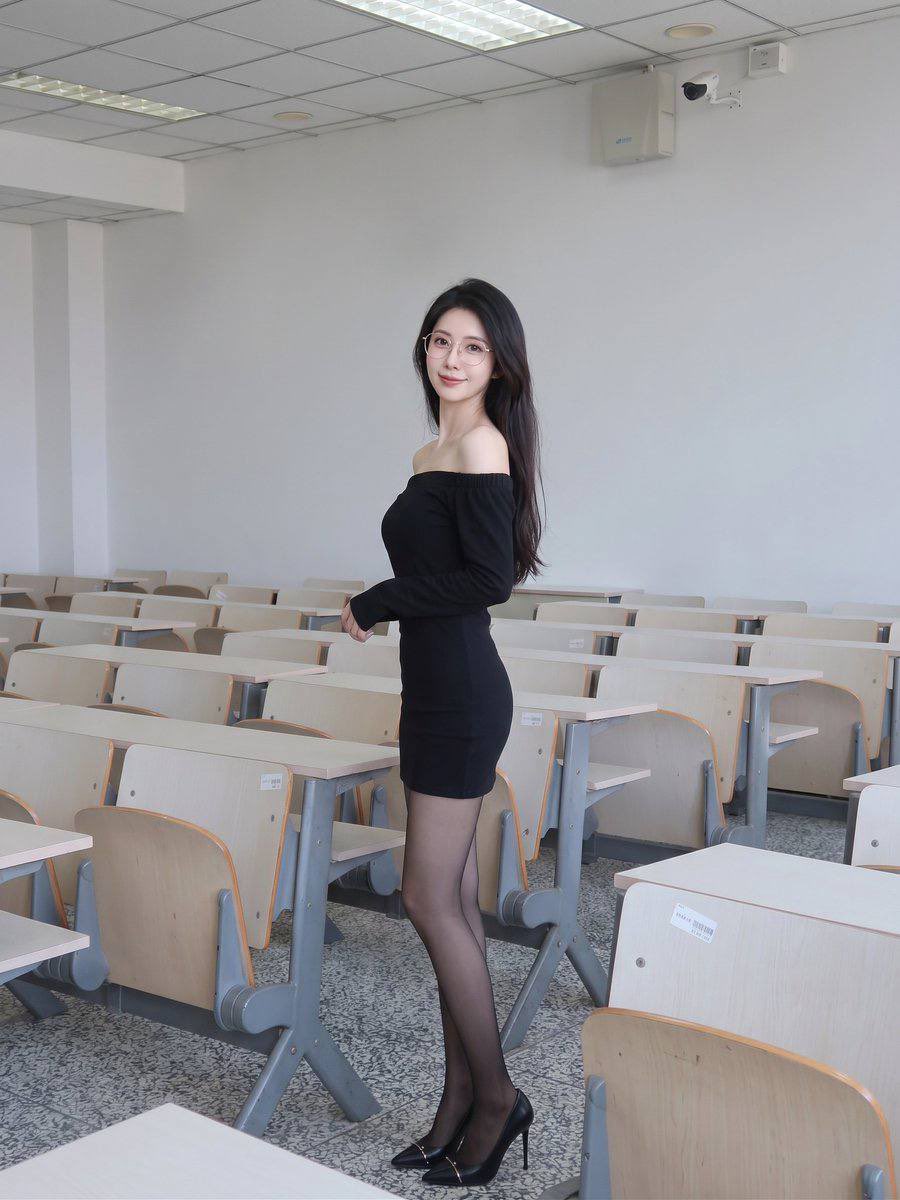 AleevAlik's tweet photo. 放学后空无一人的教室，连空气都是静止的。讲台下的角度平时你们绝对看不到……你觉得老师今天这双丝袜选对了吗？ https://t.co/82KhyVRlDL
