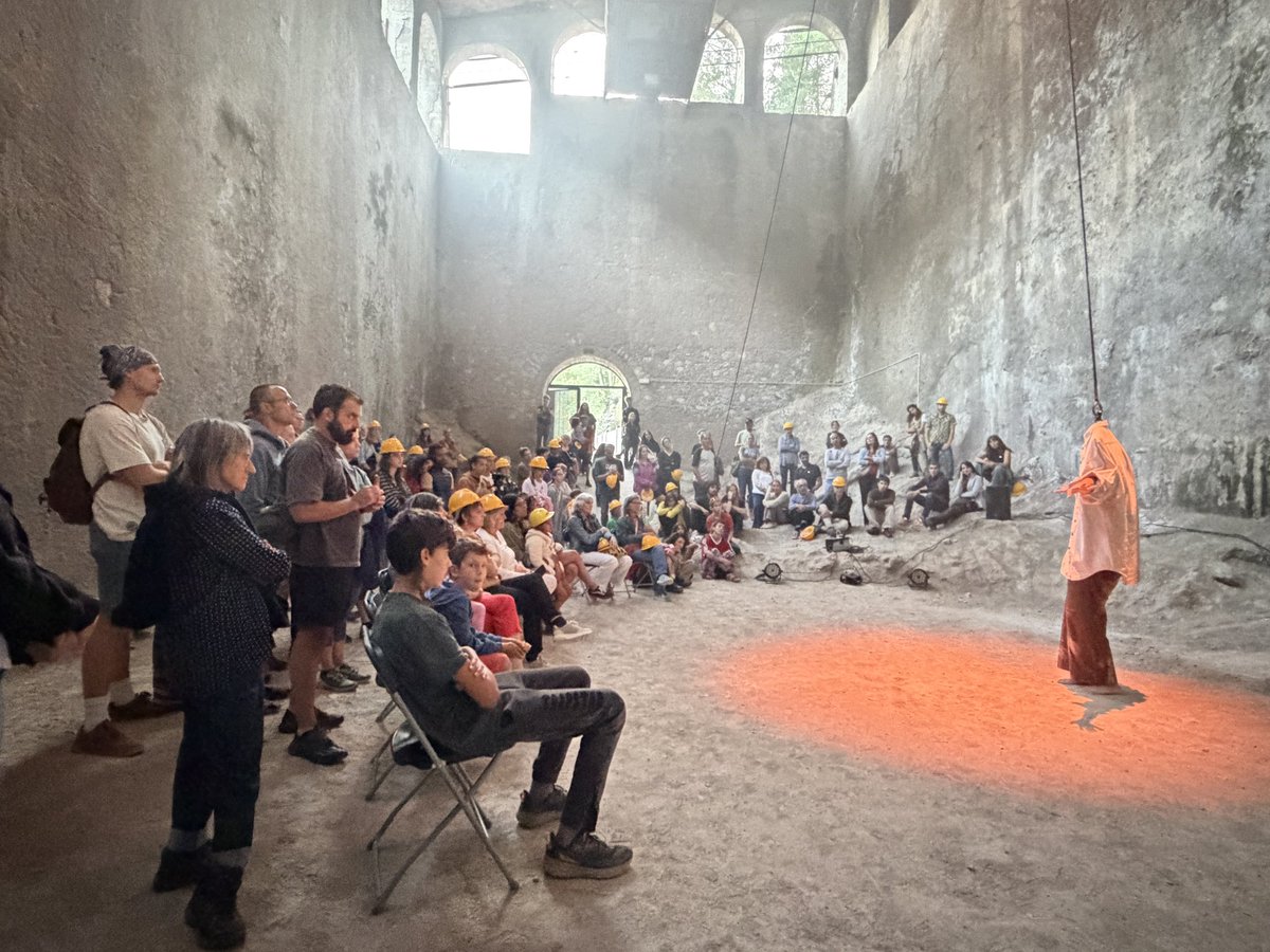 puntzero's tweet photo. El @museuciment de Castellar de n’Hug s’omple de circ i d’imaginaris possibles per habitar i gaudir d’una arquitectura brutalista única. Una nova edició de KonventCiment amb les entrades exhaurides. https://t.co/rGshlZGGF1