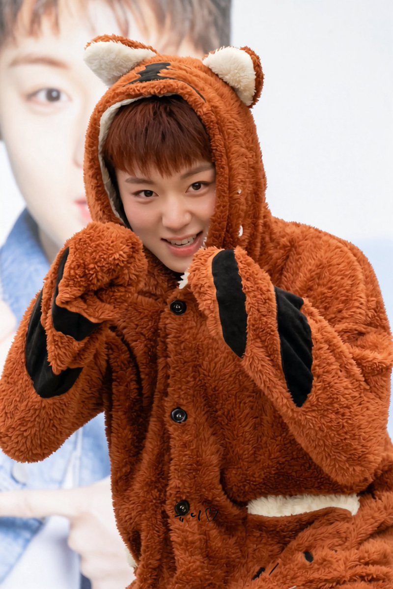 yuiovvo's tweet photo. 260919 박지훈 기영이 팬싸인회

쟤 귀엽대 🐯🐾 https://t.co/jvM6TSOHSy