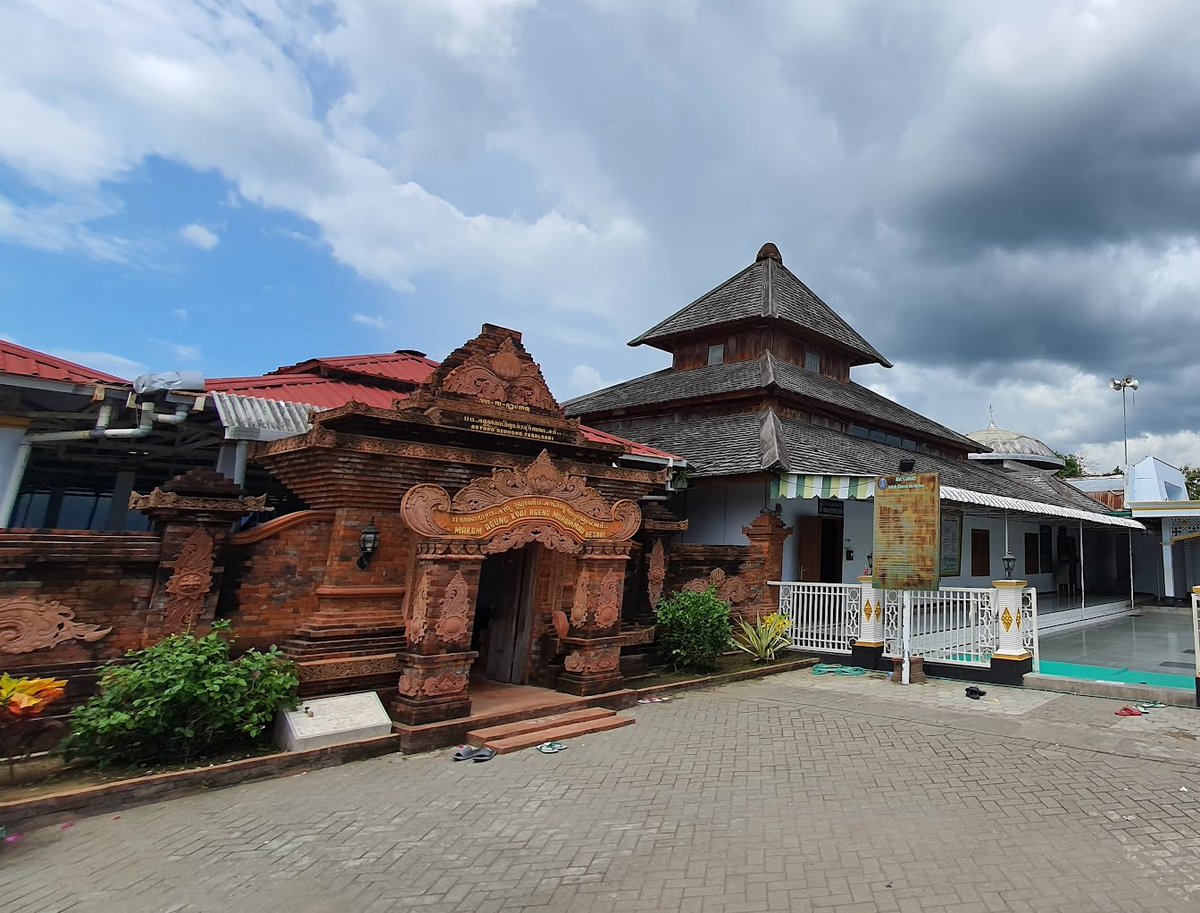 abulmuzaffar10's tweet photo. Kalau mau tahu akar Gontor.
Gontor itu berakar di Pesantren Tegalsari. 

Ini pesantren legendaris karena banyak pesantren di Jawa yang berguru di sini. 

Pendiri Pesantren Tegalsari itu adalah Kiai Ageng Muhammad Besari yang hidup pada abad ke-17. 

Beliau sendiri adalah bangsawan Jawa keturunan Majapahit yang memilih turun kelas. Pergi ke bawah untuk mengajarkan Islam di Ponorogo.

Salah satu cucunya adalah Kiai Ageng Hasan Besari, yang berjuang bersama Pangeran Dipanegara.

Cucunya yang lain adalah KH Hasyim Asy'ari, salah satu pendiri NU.

Selain itu, ada HOS Cokroaminoto, pendiri SI, guru Sukarno dan "raja Jawa tanpa mahkota".

 FOTO: WIKIMEDIA (Pemkab Ponorogo)
