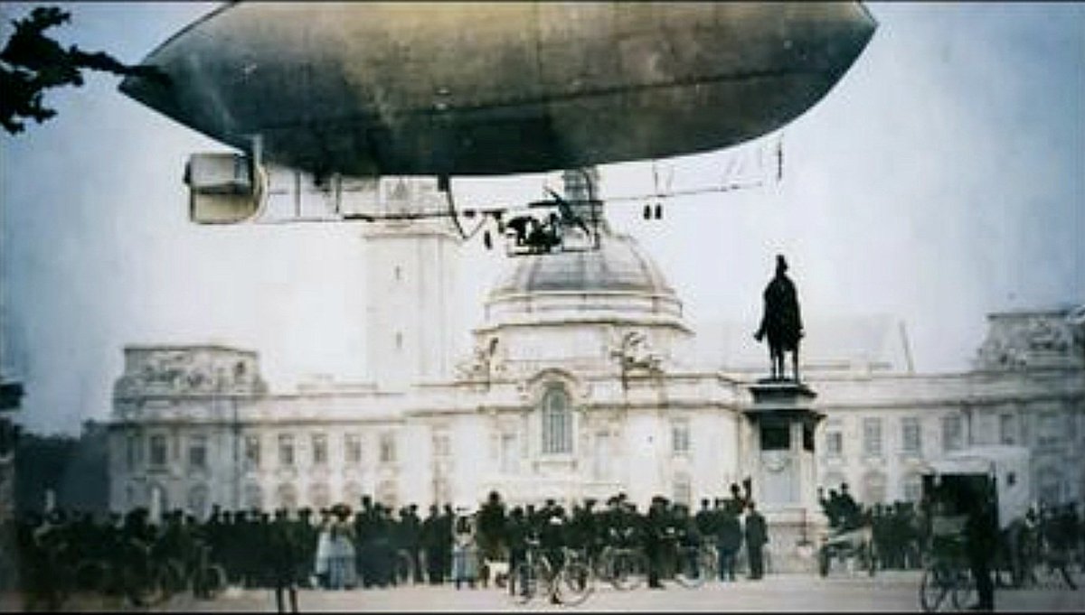XPHOENIXDRAGON's tweet photo. Portland, Oregon, 🇺🇸 USA, 1905.

👨‍✈️ This is the entrance to Captain Thomas S. Baldwin's airship &amp; captive-balloon attraction at the 1905 world's fair. 

Circa 1905–1910, demonstration flights by pioneers/aeronauts were common public spectacles in 🇪🇺🇺🇸 European/American cities. https://t.co/wmL7GjPpbP