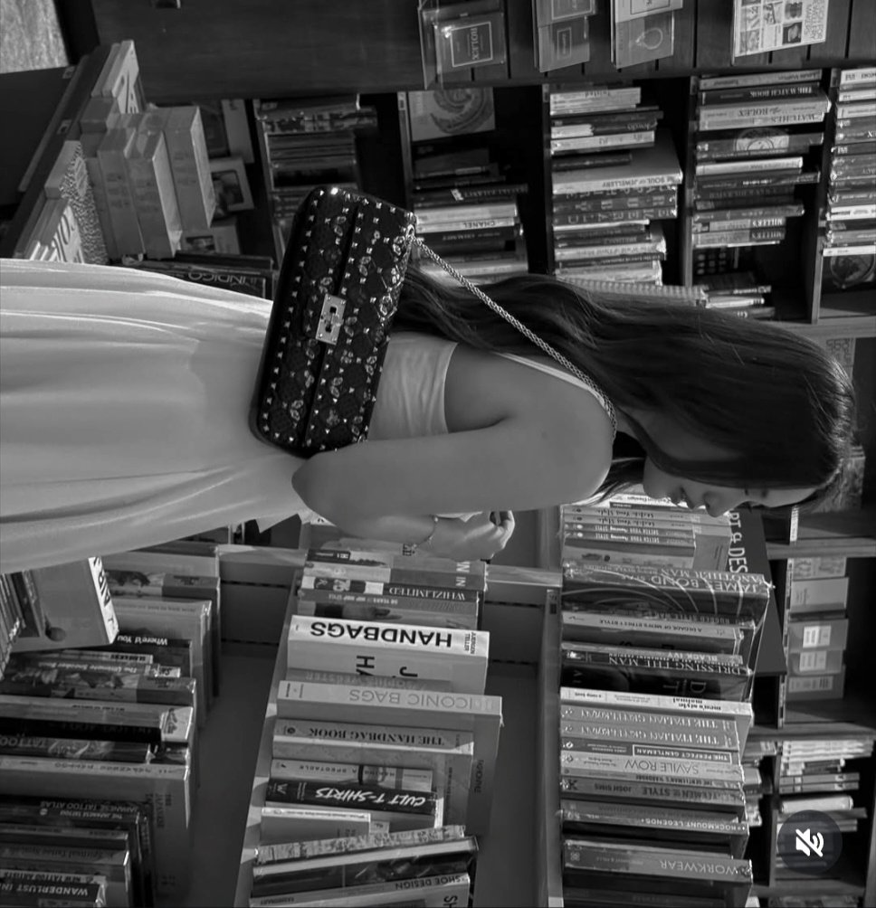 PYFREEN's tweet photo. The best BA of Valentino  Freen with her Valentino Garavani Rockstud Spike Bag 🤗💕

https://t.co/neejSF6IOC

#ValentinoxFreen
#ValentinoGaravani
#RockstudSpike
#srchafreen‌
#GIRLFREEN https://t.co/CsDqc2ffzf