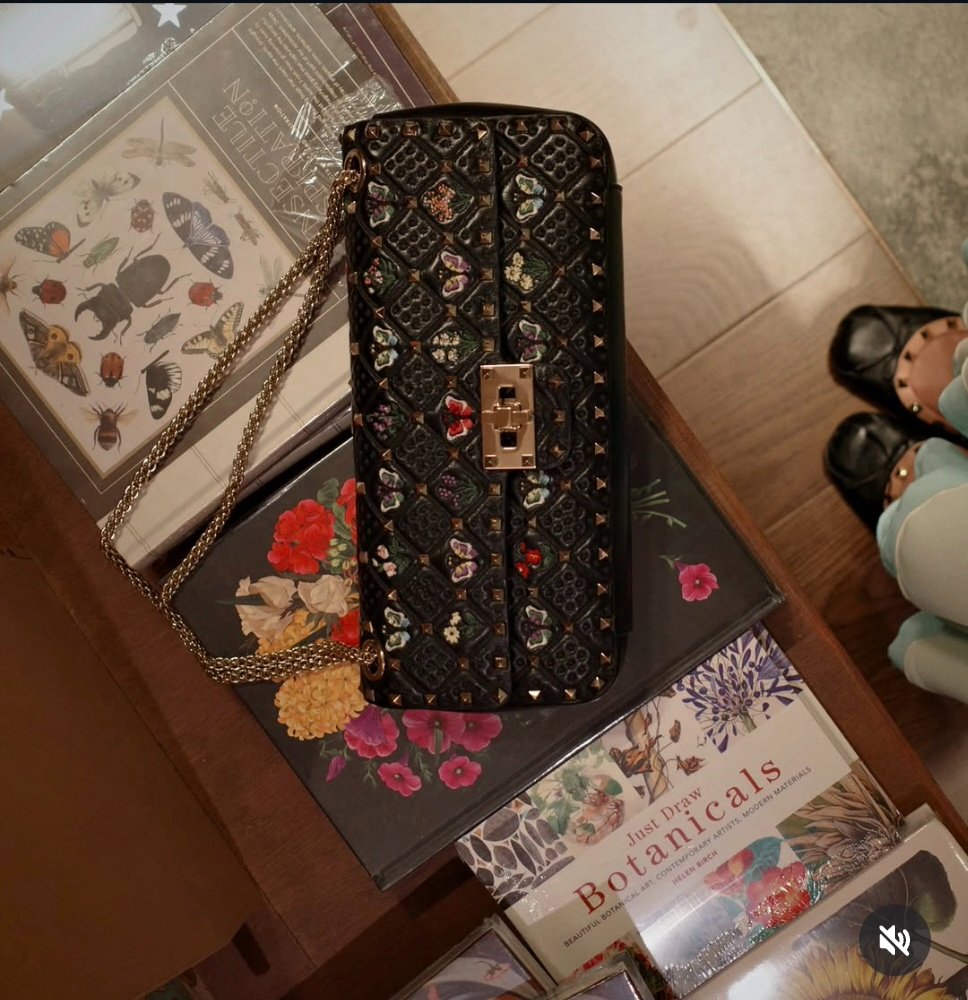 PYFREEN's tweet photo. The best BA of Valentino  Freen with her Valentino Garavani Rockstud Spike Bag 🤗💕

https://t.co/neejSF6IOC

#ValentinoxFreen
#ValentinoGaravani
#RockstudSpike
#srchafreen‌
#GIRLFREEN https://t.co/CsDqc2ffzf
