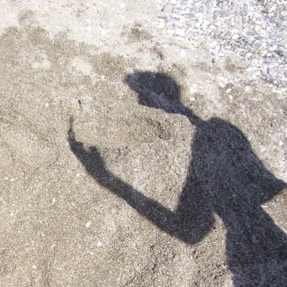 jiungpiter's tweet photo. his shadow looks like linguini from ratatouille 😭 https://t.co/IO7ytZ5XeX