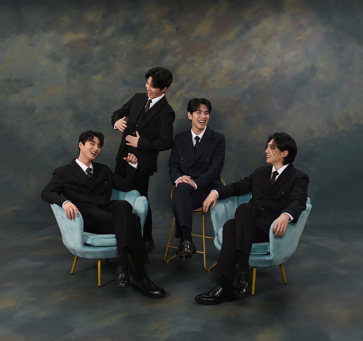 CATch_1219's tweet photo. 나 요거 나오자마자 인화해서 진짜 앤틱한 액자에 넣어가지구 책상에 올려둠 https://t.co/3S2uCrm0WU