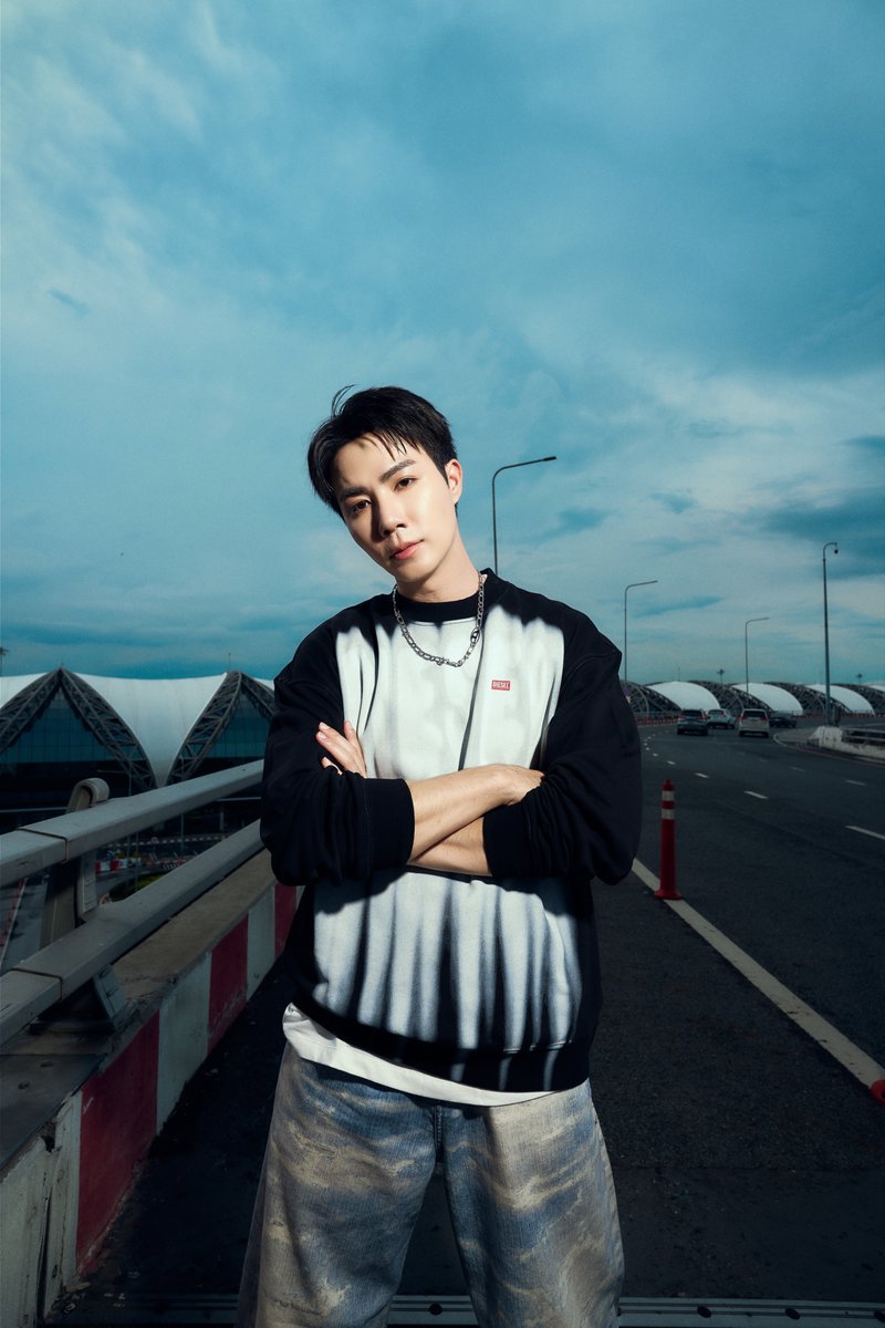 mintmag_th's tweet photo. เท่พร้อมบิน! ส่องแอร์พอร์ตลุคหนุ่ม ‘ซี พฤกษ์’ เตรียมบินลัดฟ้าไปมิลาน เพื่อร่วมชมแฟชั่นโชว์ DIESEL คอลเล็กชั่น Spring/Summer 2027 ที่จะจัดขึ้นในวันที่ 22 กันยายนนี้ ณ Moncucco, 35 เวลา 21:00 น. ตามเวลาไทย เหล่าแฟนๆ เตรียมรอชมความฮอตของเขากันไว้เลย 💚

ZEE PRUK GO TO MILAN
#ZEEPRUKDIESEL
#Diesel #DieselSS27
#ZeePruk
#MintNews