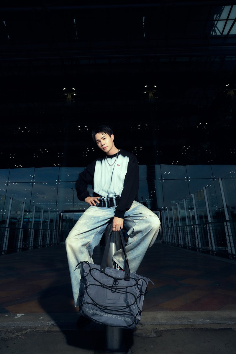 mintmag_th's tweet photo. เท่พร้อมบิน! ส่องแอร์พอร์ตลุคหนุ่ม ‘ซี พฤกษ์’ เตรียมบินลัดฟ้าไปมิลาน เพื่อร่วมชมแฟชั่นโชว์ DIESEL คอลเล็กชั่น Spring/Summer 2027 ที่จะจัดขึ้นในวันที่ 22 กันยายนนี้ ณ Moncucco, 35 เวลา 21:00 น. ตามเวลาไทย เหล่าแฟนๆ เตรียมรอชมความฮอตของเขากันไว้เลย 💚

ZEE PRUK GO TO MILAN
#ZEEPRUKDIESEL
#Diesel #DieselSS27
#ZeePruk
#MintNews